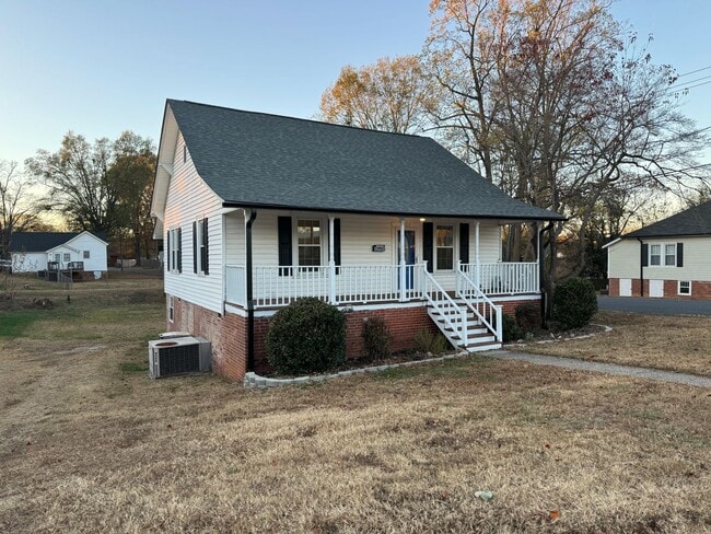Photo - Fully remodeled, 2 bed 1 bath house, Walk to downtown Kannapolis!