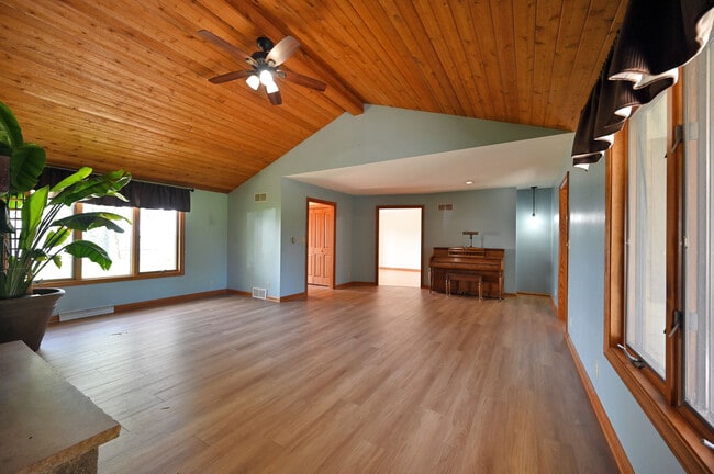 Photo - 202 Lac La Belle Dr