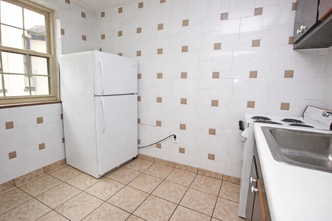 MONTROSE MANOR APARTMENTS -- 023