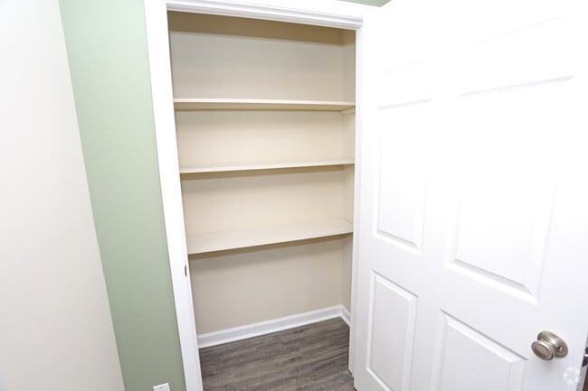 1BR, 1BA - 675 SF - Closet