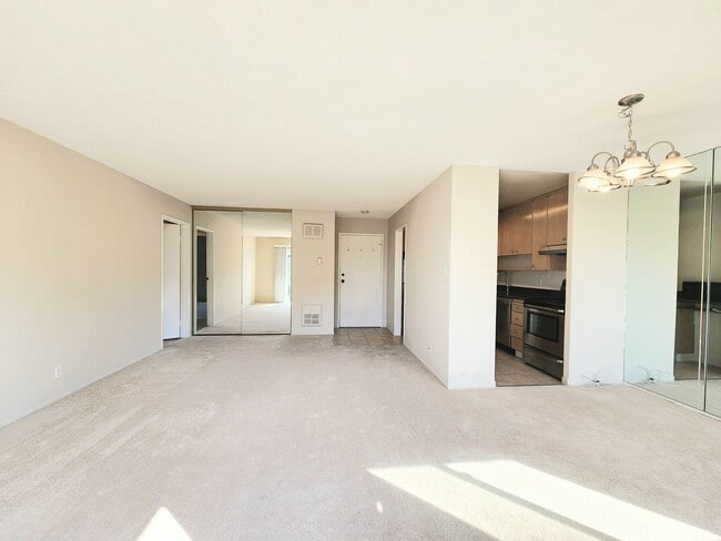 Top floor Woodlake unit with lake view - Top floor Woodlake unit with lake view Condo Unit 409