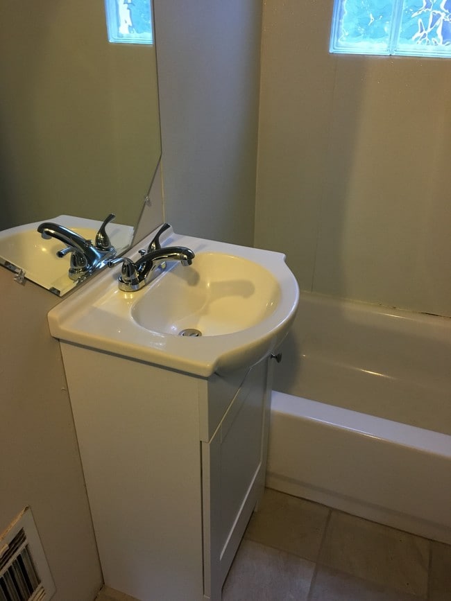Baño reformado - 136 Heath St