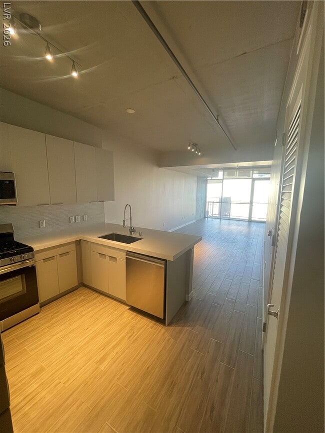 Building Photo - 353 E Bonneville Ave Unit 405