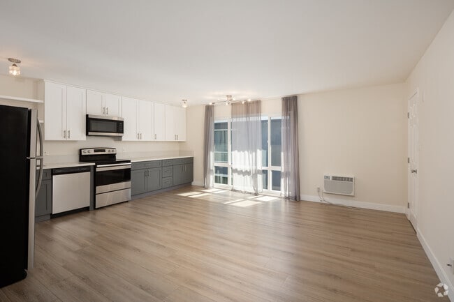 2BR, 1BA - 750SF - Living Room - 1821 5th St.