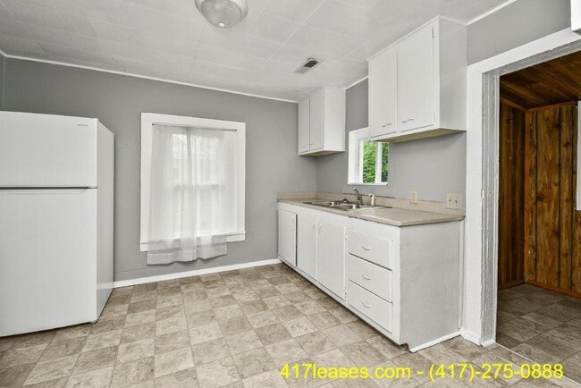 2139 N Taylor Ave