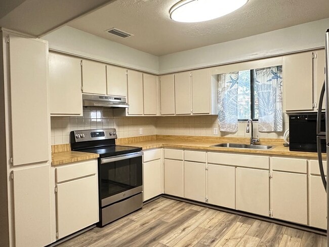 Photo - Island Bungalow, Minutes From the Beach!