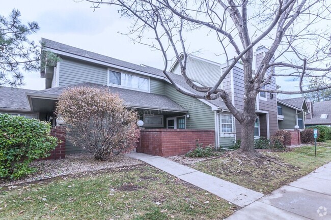 Building Photo - Great 2 Bedroom, 1.5 Bathroom Condo in For...