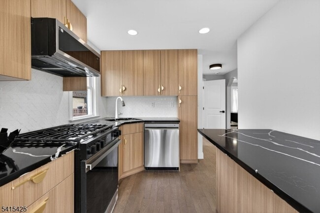 Photo - 21 Lombardy Pl