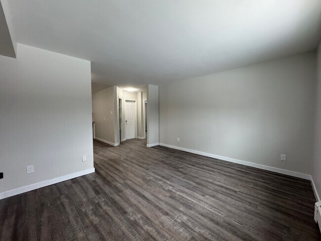 Building Photo - Renovated 1 Bedroom 1 Bathroom Apartment Unit 17