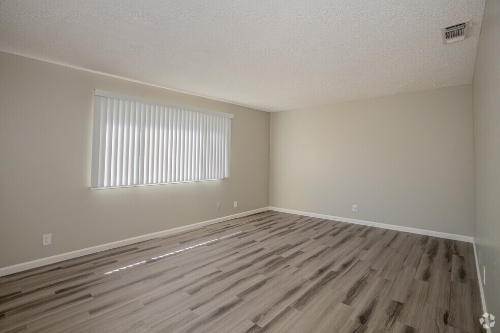 1BR, 1BA - 700SF