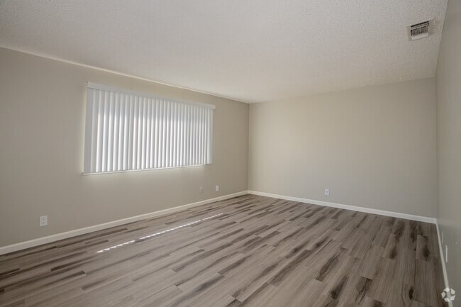 1BR, 1BA - 700SF