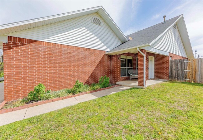 Photo - 215 Fox Run Pl