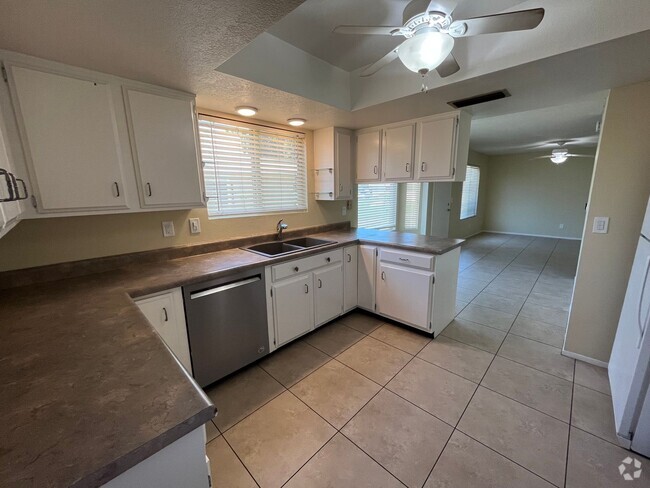 Building Photo - South Tempe Townhome - Private Backyard an...