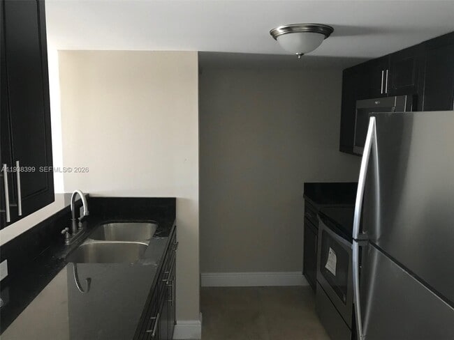 Building Photo - 1990 NW 4th Ct Unit 7