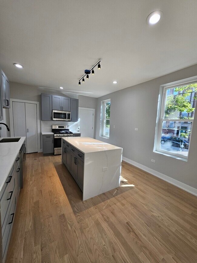 Photo - 901 N Francisco Ave