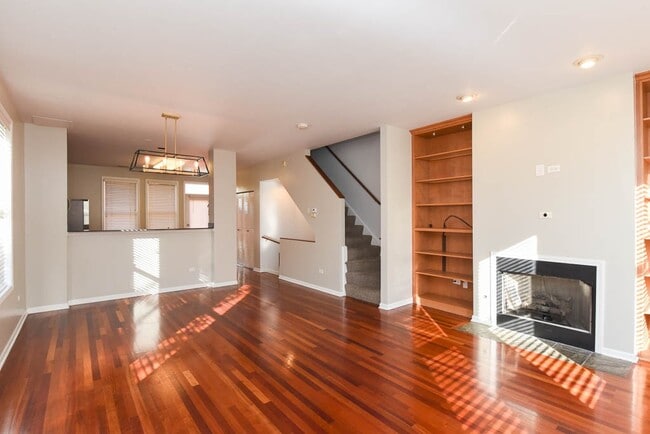 Building Photo - 1010 N Crosby St Unit J00P