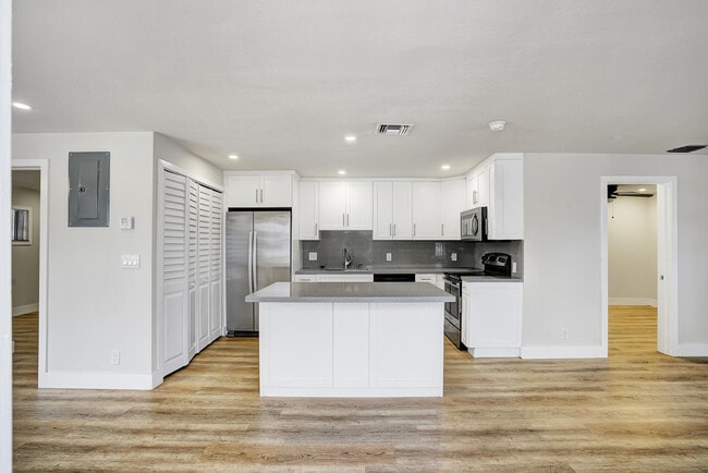 Building Photo - 434 SW 9th St Unit B Rental