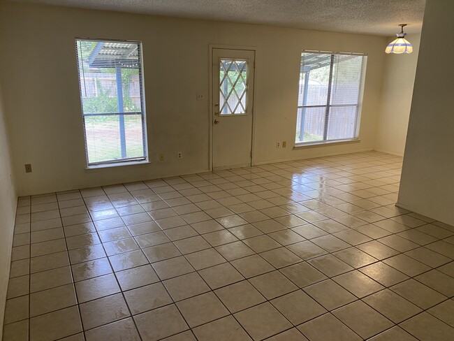 Sala de estar - 2027 Castle Gate Cir