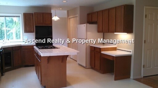 Photo - Wilsonville 2 Level Work Shop/Workout Room Fenced Yard Quick Access to I5 & Shops