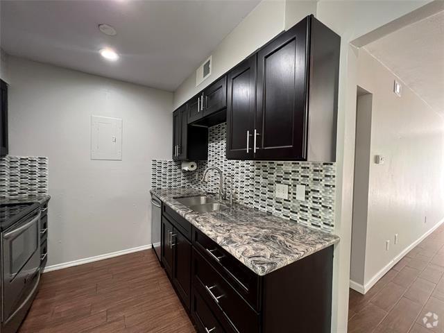 Building Photo - 4004 Ridglea Country Club Dr Rental