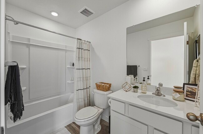 Photo - 1007 E Midship Wy