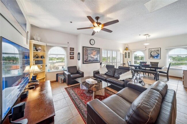 Building Photo - 9008 Collins Ave Unit 402 Rental