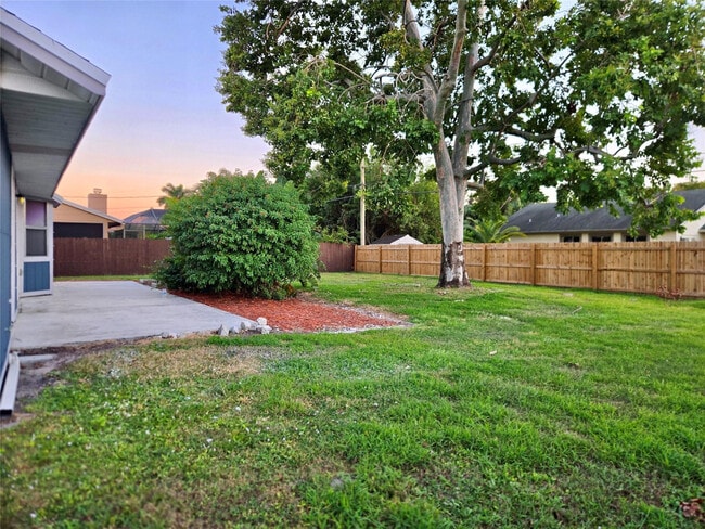 Photo - 1074 SW Jennifer Terrace