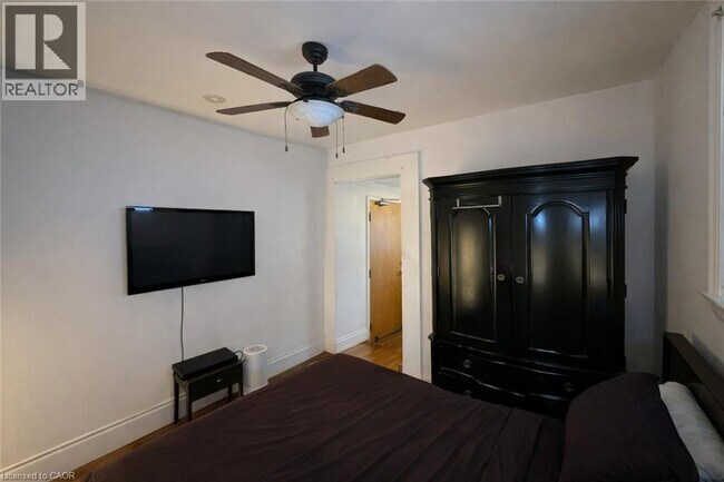 Photo - 237 James St N Unité 4