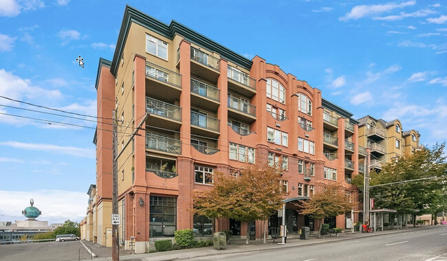 Carrara Condo - Lower Queen Anne Street - 123 Queen Anne Ave N Condo Unit 207