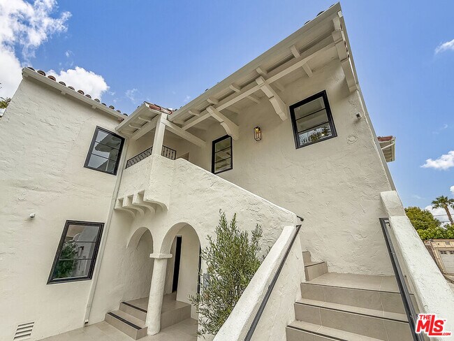 Photo - 150 N Arnaz Dr Unidad C