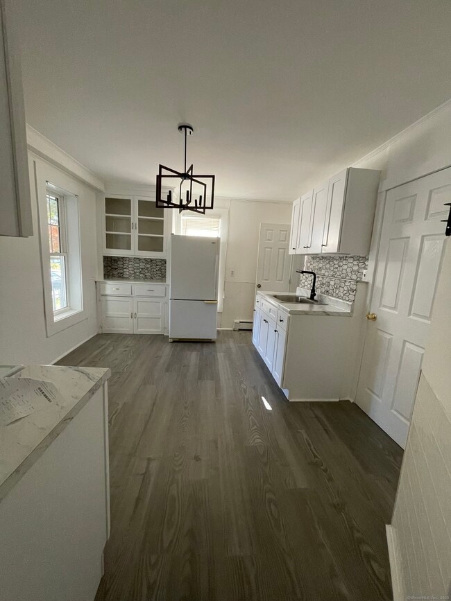 Photo - 687 Hallett St