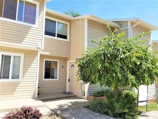 2 Bed 1.5 Bath Townhome! - 2 Bed 1.5 Bath Townhome!