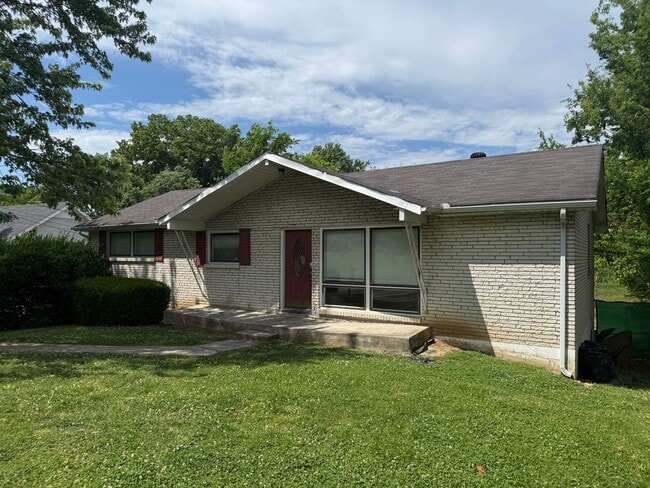 Photo - Lovely and Spacious Home in South Nashville - Garage and Fenced in Yard