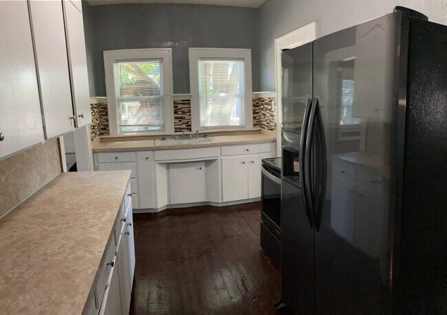 Photo - 832 W 2nd St