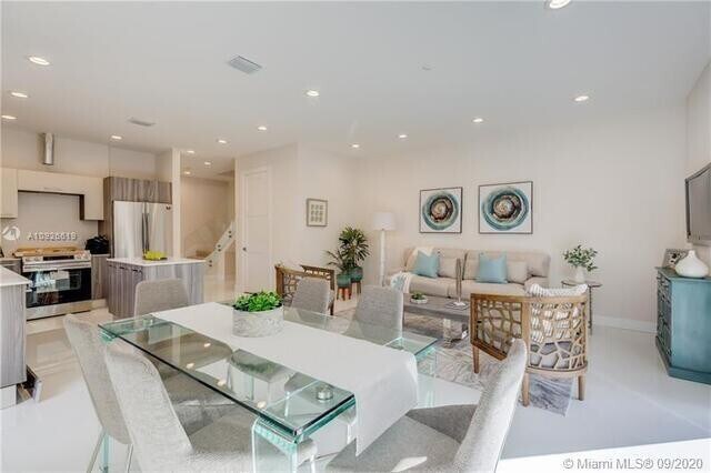 Photo - 696 NE 43rd St