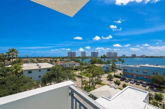 Building Photo - 2200 Bay Dr Unit 3 Rental
