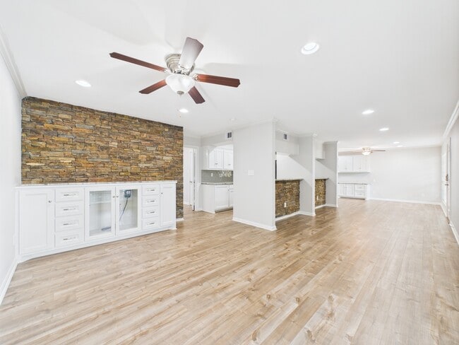 Building Photo - 5333 Richmond Ave. Unit 11