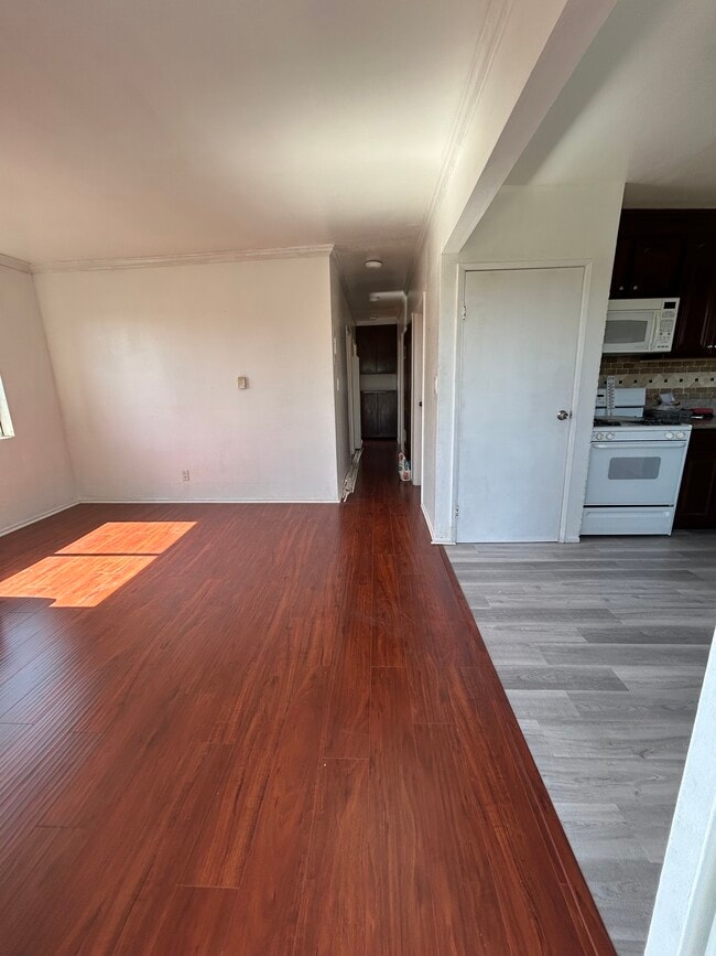 Espacio de sala de estar y cocina - 1156 N Chicago St Unidad 4