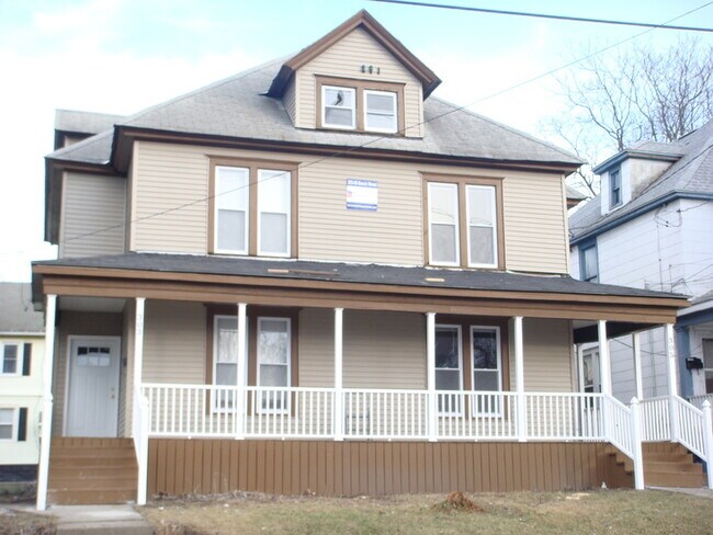 Building Photo - 305 S Beech St Rental