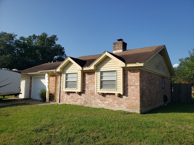 Building Photo - 13014 Maxim Dr