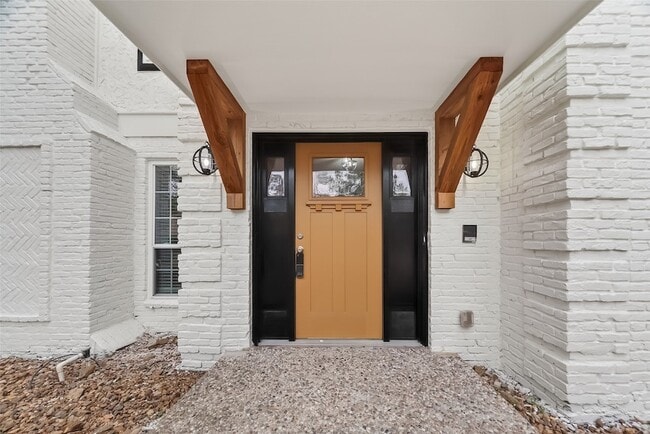 2402 Oak Shores Dr