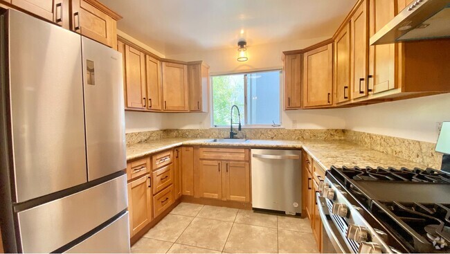 Building Photo - Pet Friendly 2BR 1BA with Modern Updated K... Unit 2 Rental
