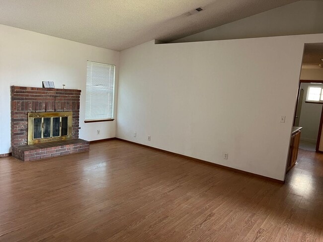 Photo - Northeast Hanford 3 bedroom 2 bath with la...