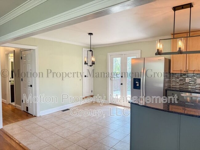 Photo - 2502 Little John Trail SE