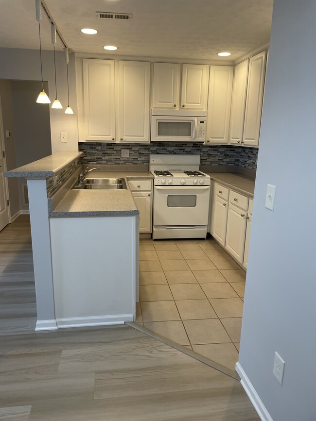 2750 Greystone Dr Unit B