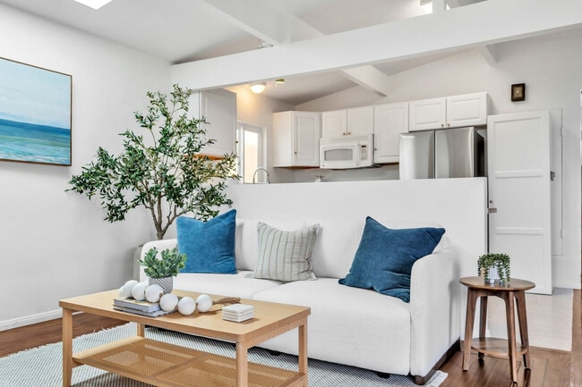 Building Photo - 4585 Saratoga Ave Unit ID1340732P