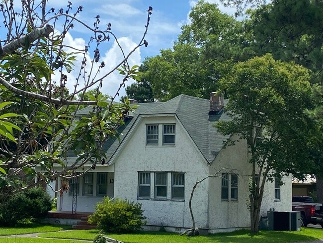 Building Photo - 2 BR 1 BA Close to Hospital