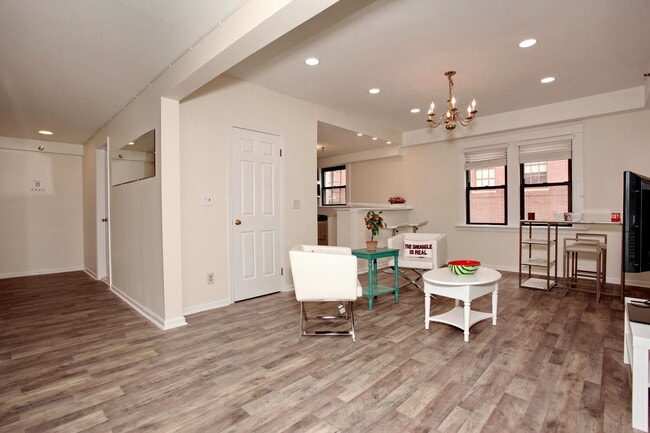 combinación de sala y comedor - 22 Engle St Unidad 10