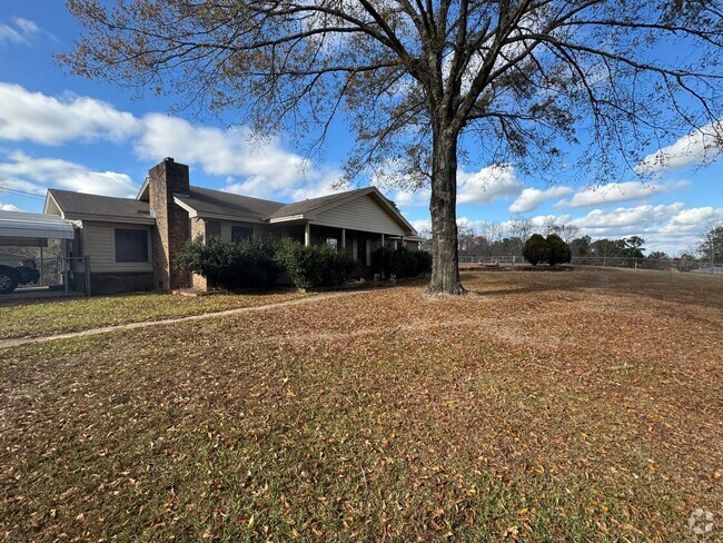 Building Photo - Half Acre Fenced-In 3/2 Right outside of P... Rental