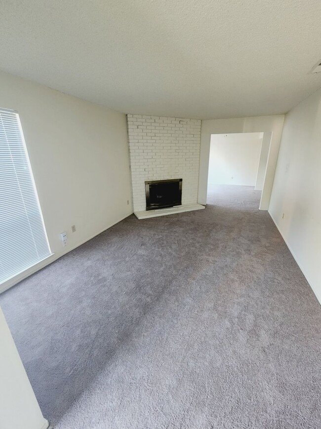 Photo - Fair Oaks halfplex - Available Now!